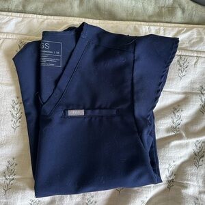 figs navy flutter top